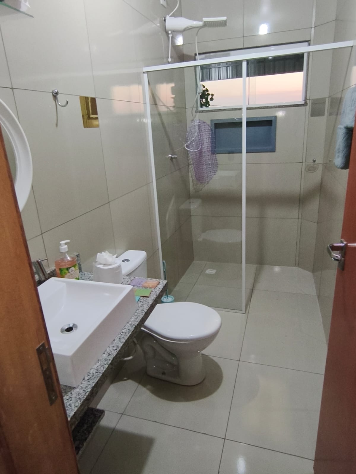 Banheiro completo com box
