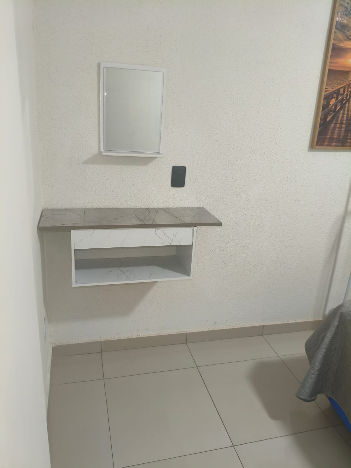 Quarto com armário e espelho